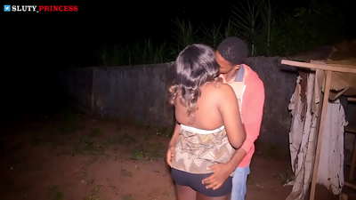 Улична романса и жежок секс со буцкаста девојка од клубот