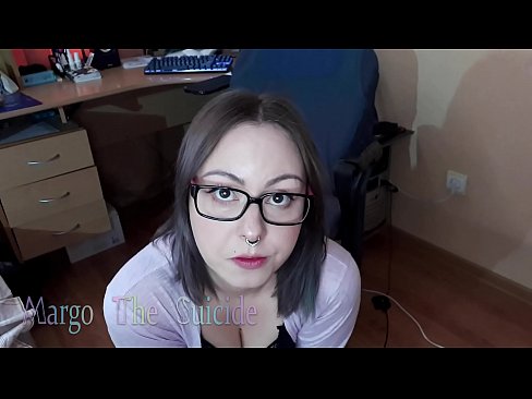 ❤️ Секси девојка со наочари длабоко го цица дилдото на камерата ❌ Супер секс кај нас ️❤